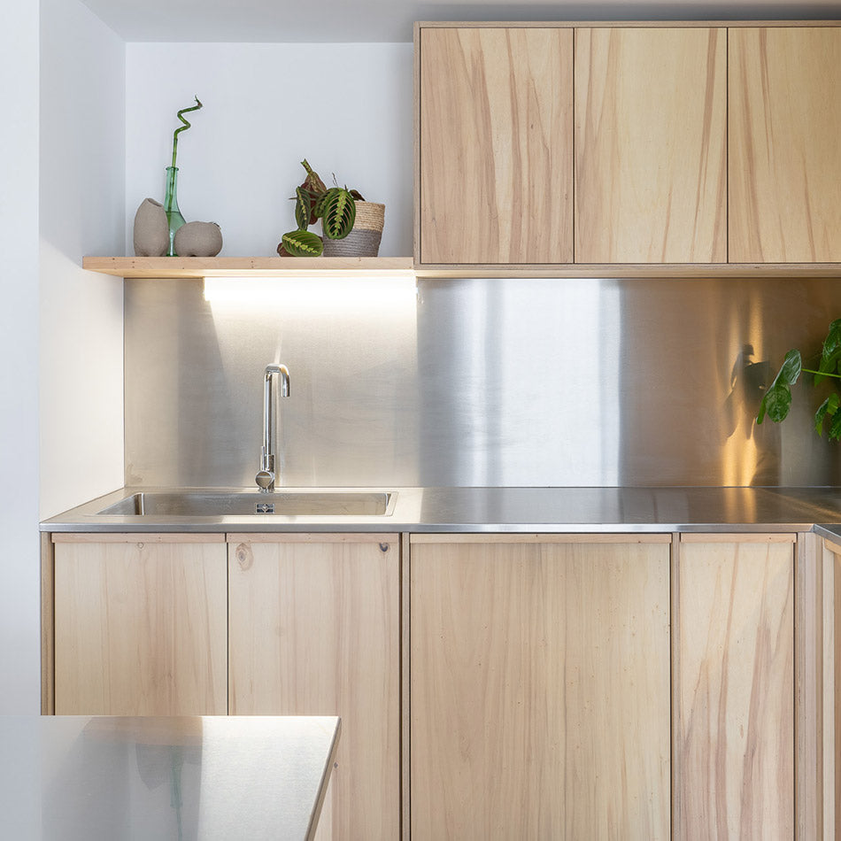 Cuisine sur mesure Phuong en peuplier et inox — vue d’ensemble