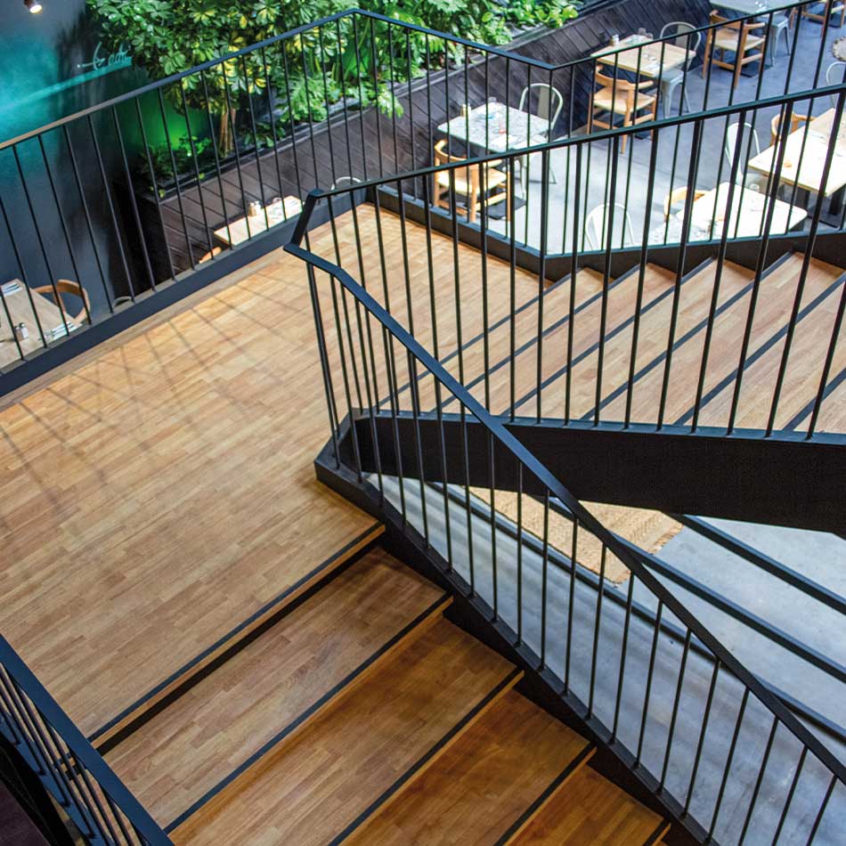 Mobilier et habillage en bois brûlé du restaurant Dumbo