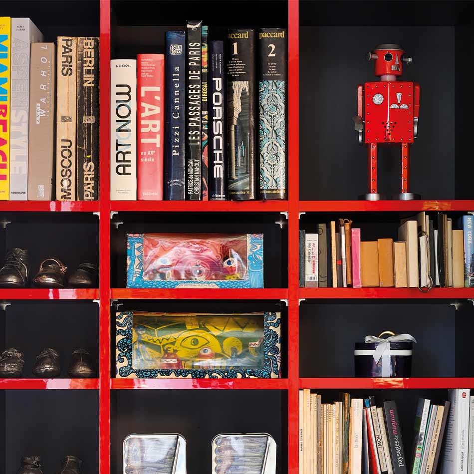 Bibliothèque avec télévision intégrée sur bras articulé