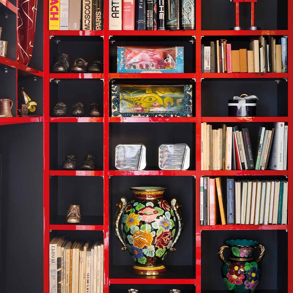 Détail des chants rouges de la bibliothèque