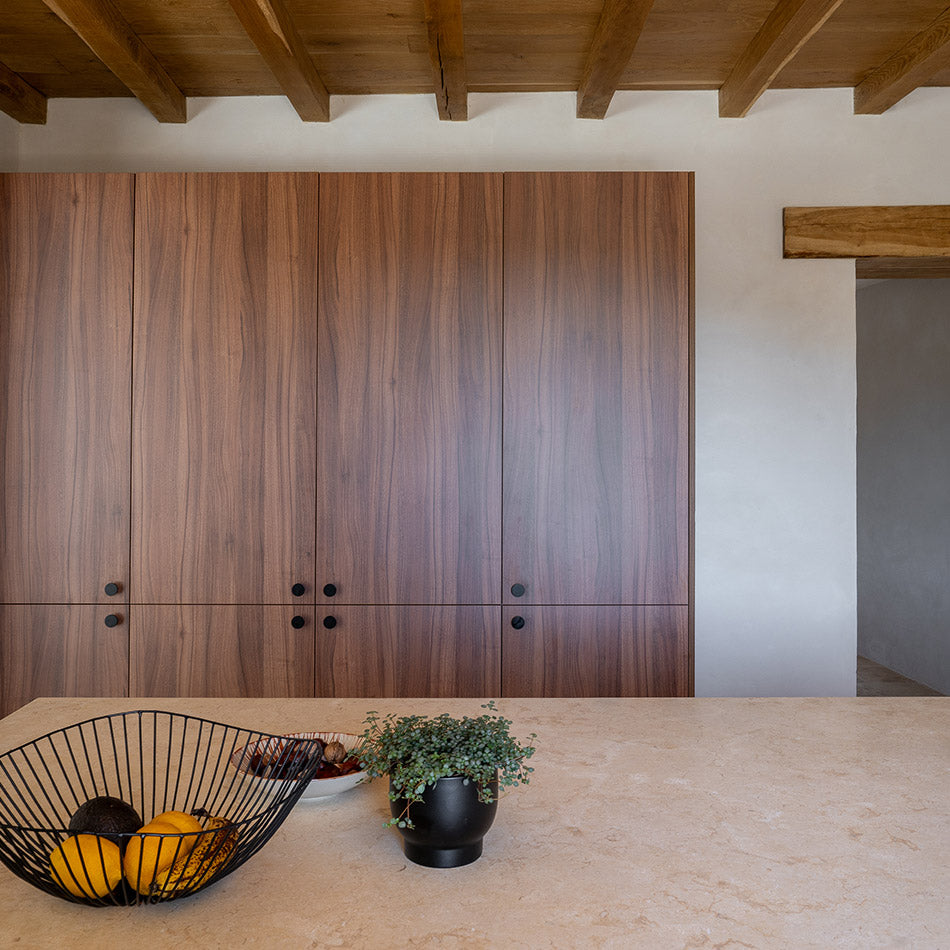 Détail de la cuisine en noyer réalisée sur mesure