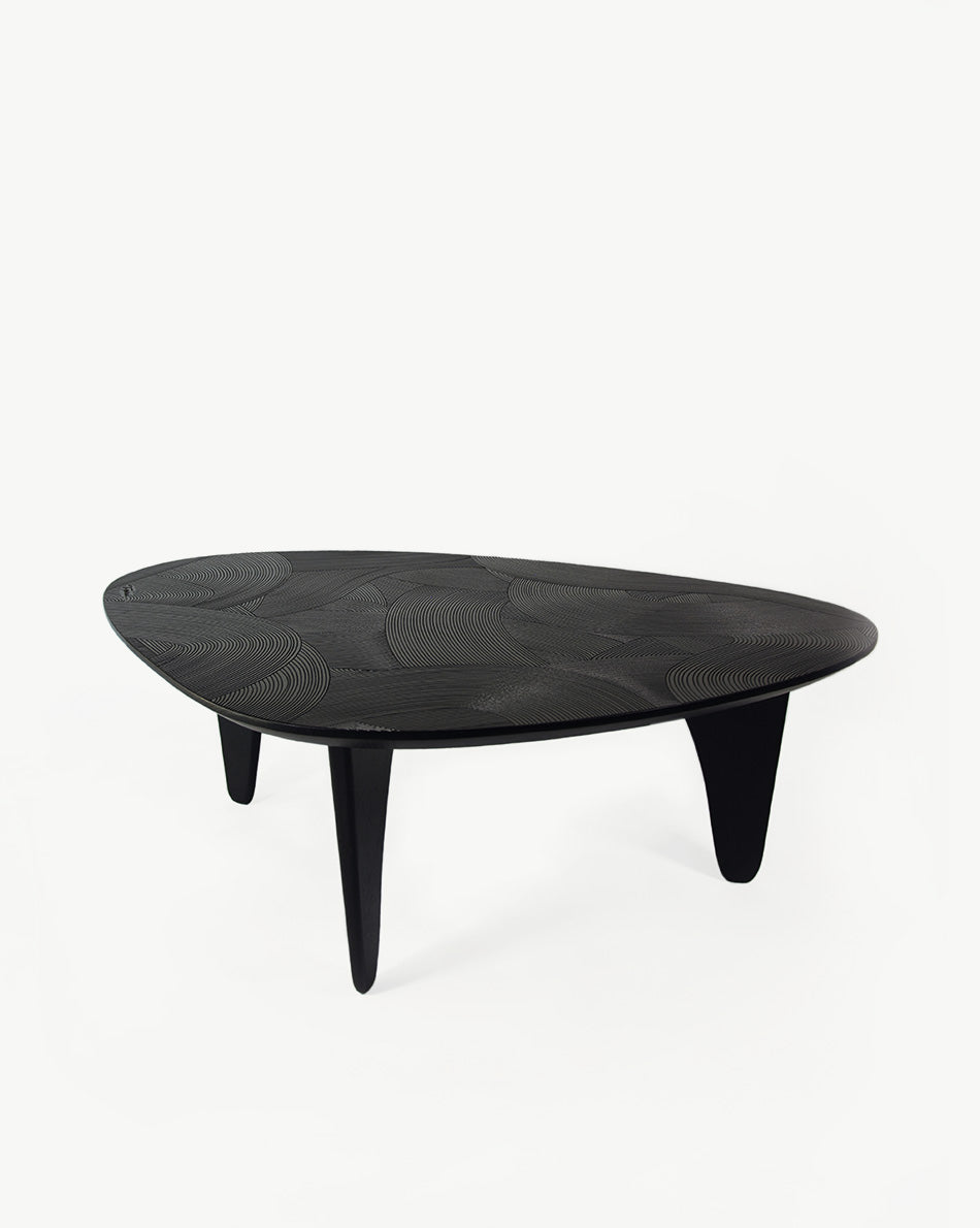 Table basse DUMA en chêne massif gravé et teinté noir — vue 1