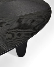 Table basse DUMA en chêne massif gravé et teinté noir – en situation dans un intérieur — vue 2
