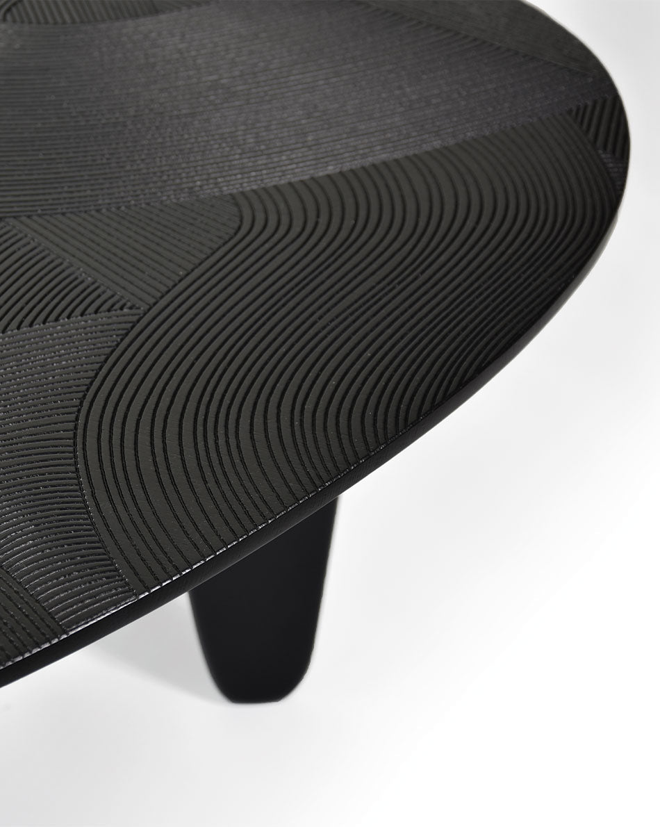 Table basse DUMA en chêne massif gravé et teinté noir – en situation dans un intérieur — vue 2