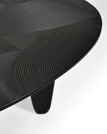 Table basse DUMA en chêne massif gravé et teinté noir – en situation dans un intérieur