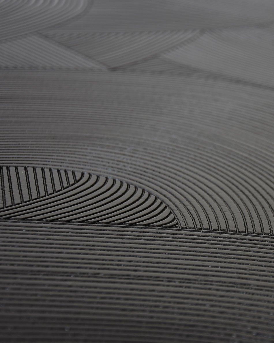 Table basse DUMA en chêne massif gravé et teinté noir – en situation dans un intérieur — vue 3