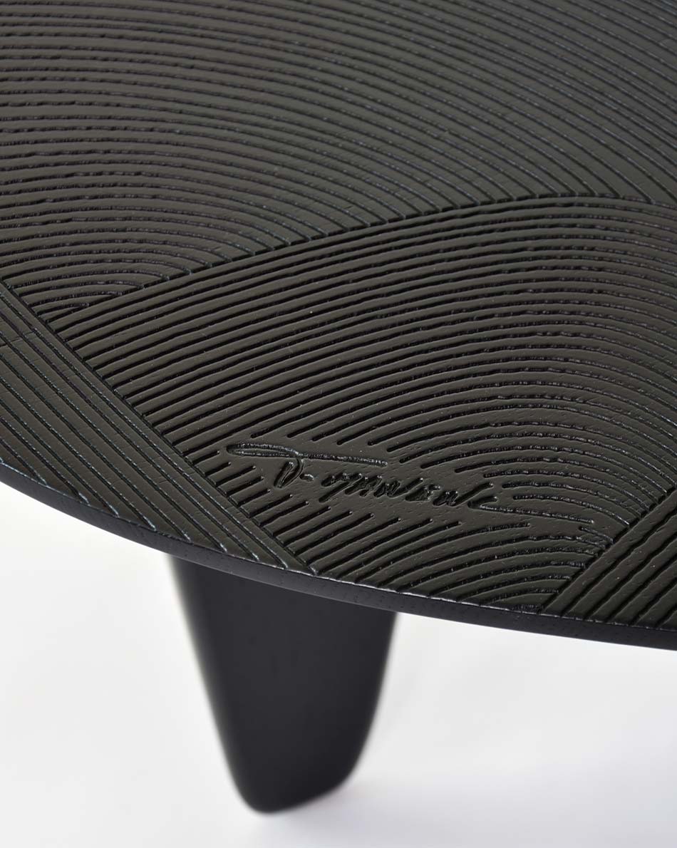 Table basse DUMA en chêne massif gravé et teinté noir – en situation dans un intérieur — vue 4
