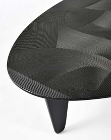 Table basse DUMA en chêne massif gravé et teinté noir – en situation dans un intérieur — vue 5