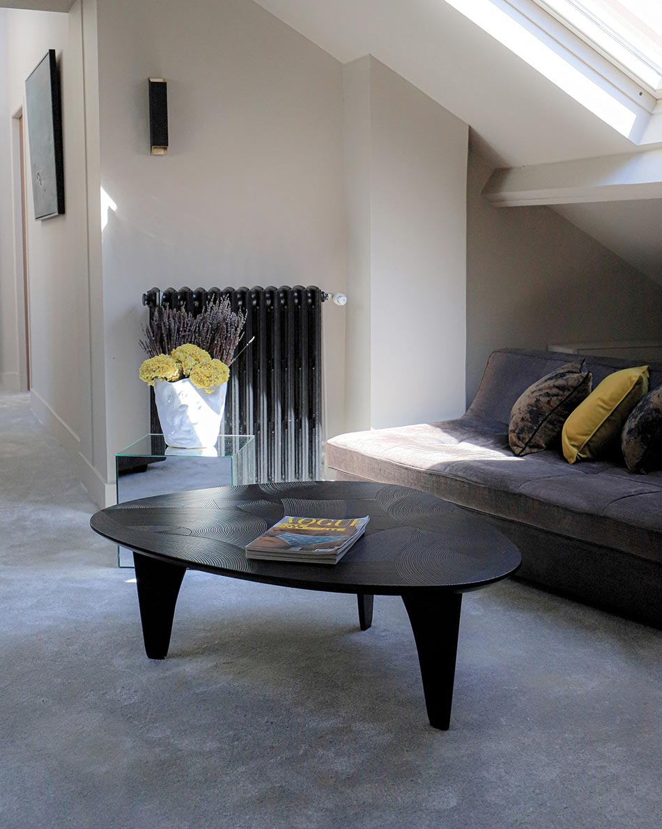 Table basse DUMA en chêne massif gravé et teinté noir – en situation dans un intérieur — vue 6