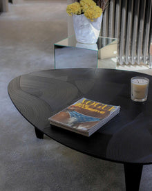 Table basse DUMA en chêne massif gravé et teinté noir – en situation dans un intérieur — vue 7