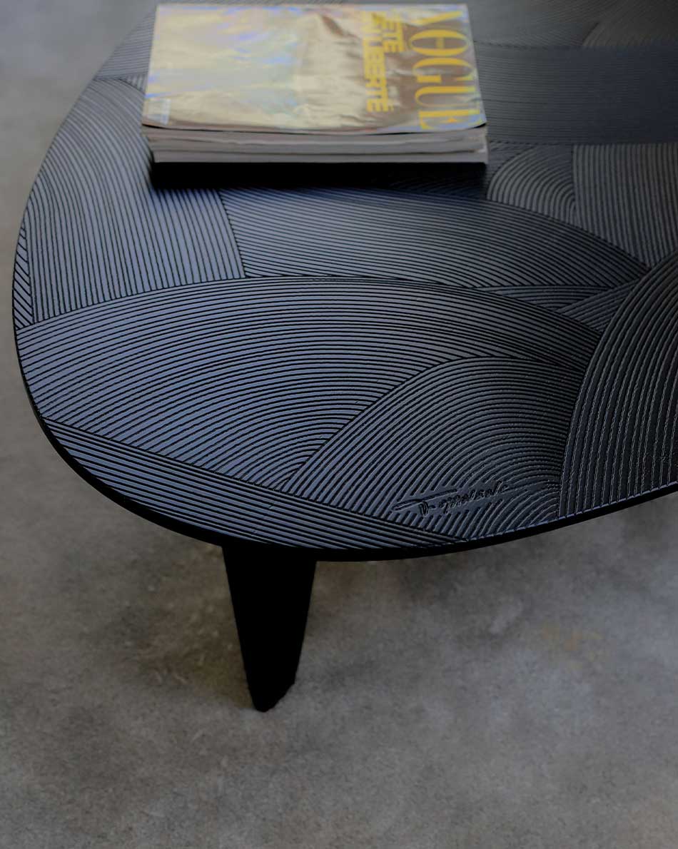 Table basse DUMA en chêne massif gravé et teinté noir – en situation dans un intérieur — vue 8
