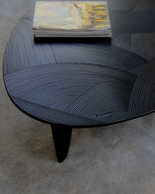 Table basse DUMA en chêne massif gravé et teinté noir – en situation dans un intérieur — vue 8