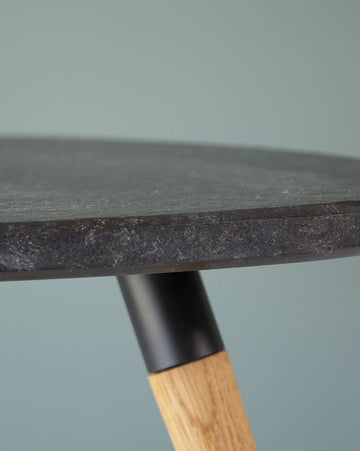 Table basse KAKOGAN en granit noir et chêne massif – vue 2