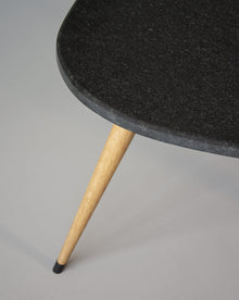 Table basse KAKOGAN en granit noir et chêne massif – vue 4 — vue 4