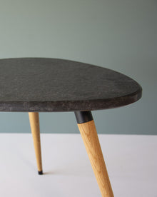 Table basse KAKOGAN en granit noir et chêne massif – vue 5 — vue 5