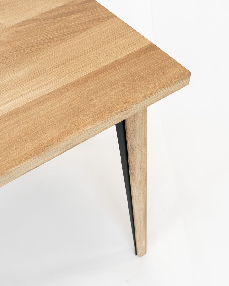 Table LIGNUM en chêne massif avec pieds en métal – vue 2 — vue 2