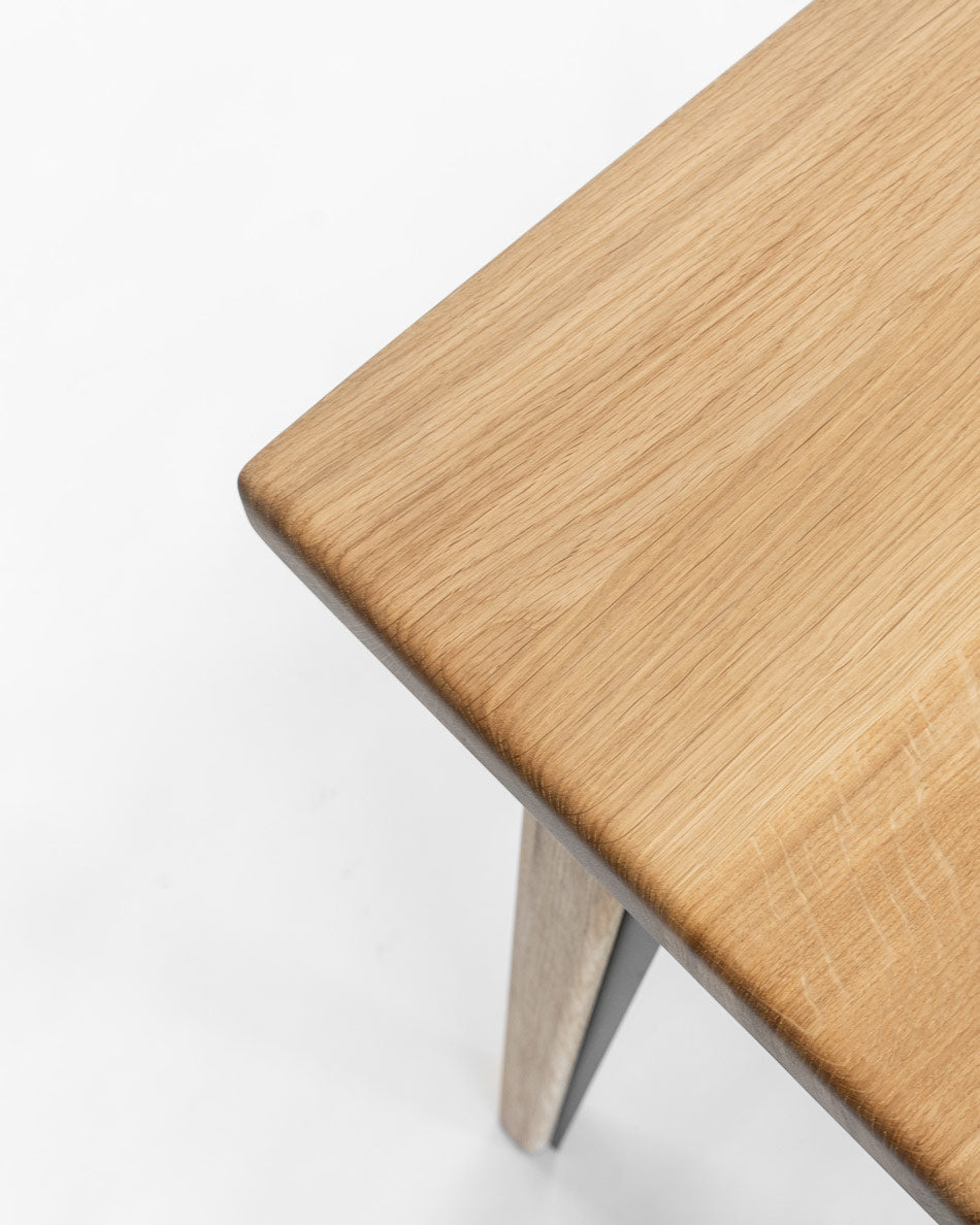 Table LIGNUM en chêne massif avec pieds en métal – vue 3 — vue 3