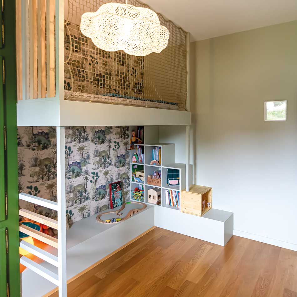 Vue du lit mezzanine et de ses rangements intégrés