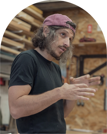 Nicolas Dutouron dans son atelier de menuiserie à Toulouse