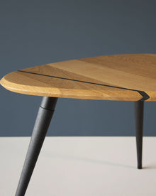 Table basse NOMU en chêne massif aux pieds compas noirs – vue 2 — vue 2