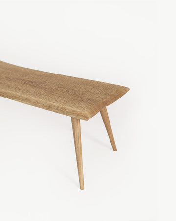 Banc sculpté NUÉE en chêne massif sur pieds compas
