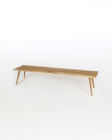 Banc sculpté NUÉE en chêne massif sur pieds compas – vue 2 — vue 2