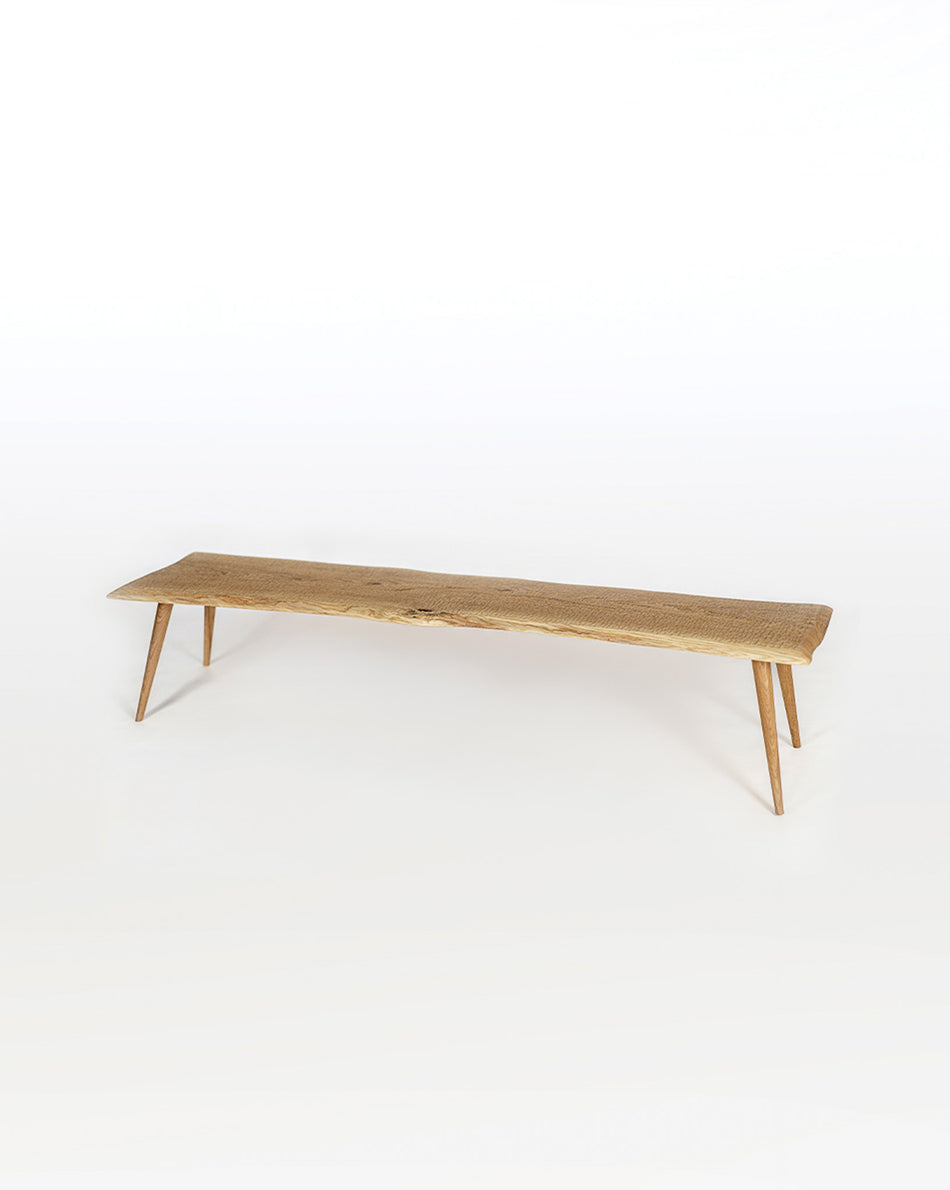 Banc sculpté NUÉE en chêne massif sur pieds compas – vue 2 — vue 2
