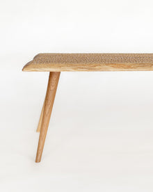 Banc sculpté NUÉE en chêne massif sur pieds compas – vue 3 — vue 3