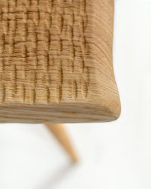 Banc sculpté NUÉE en chêne massif sur pieds compas – vue 7 — vue 7