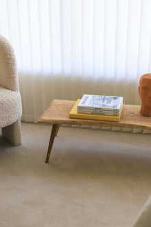 Banc sculpté NUÉE en chêne massif sur pieds compas – en situation dans un intérieur — vue 8