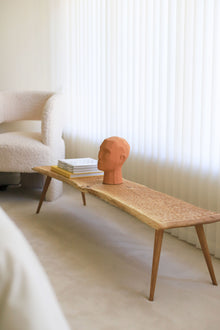 Banc sculpté NUÉE en chêne massif sur pieds compas – en situation dans un intérieur — vue 10