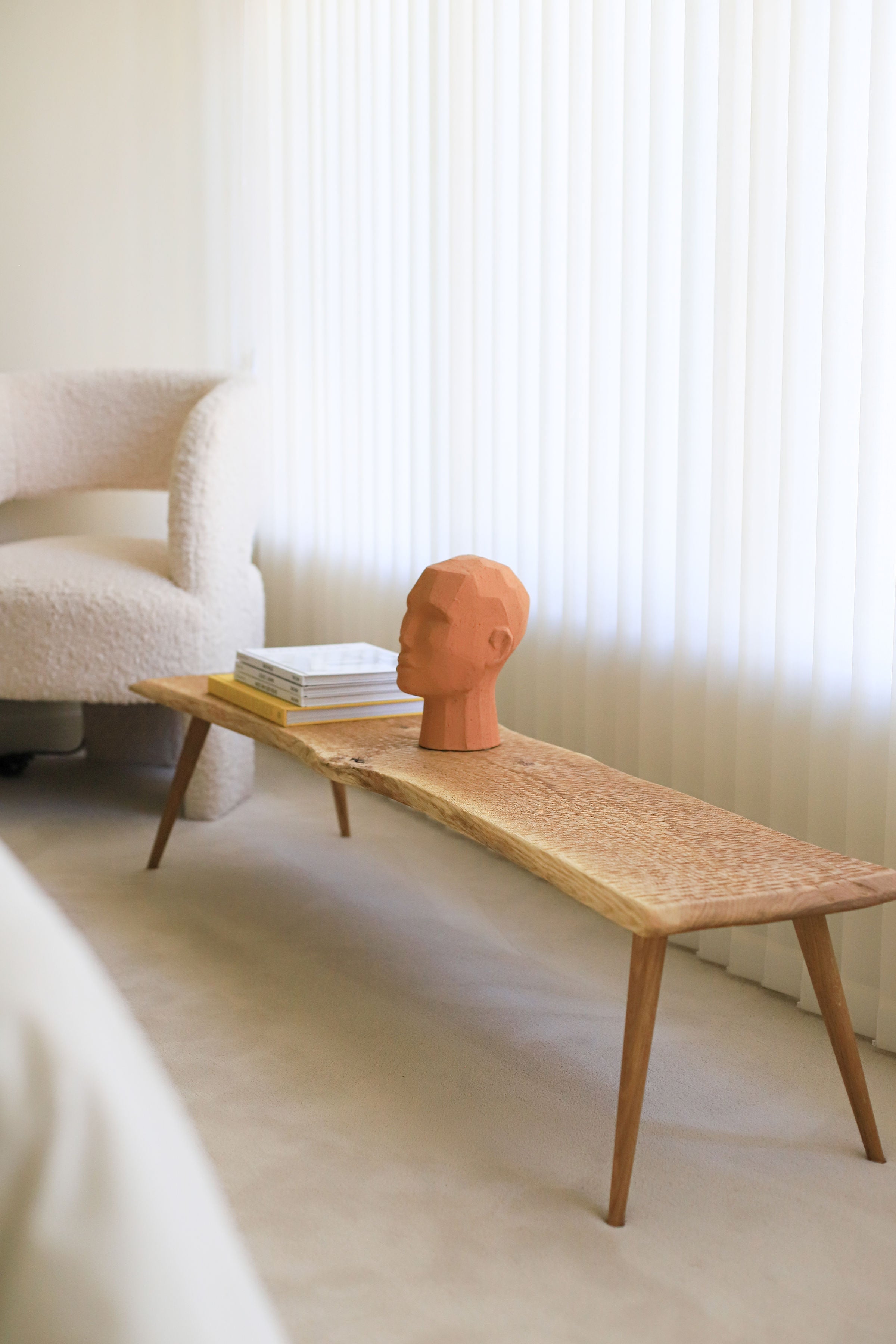 Banc sculpté NUÉE en chêne massif sur pieds compas – en situation dans un intérieur — vue 10