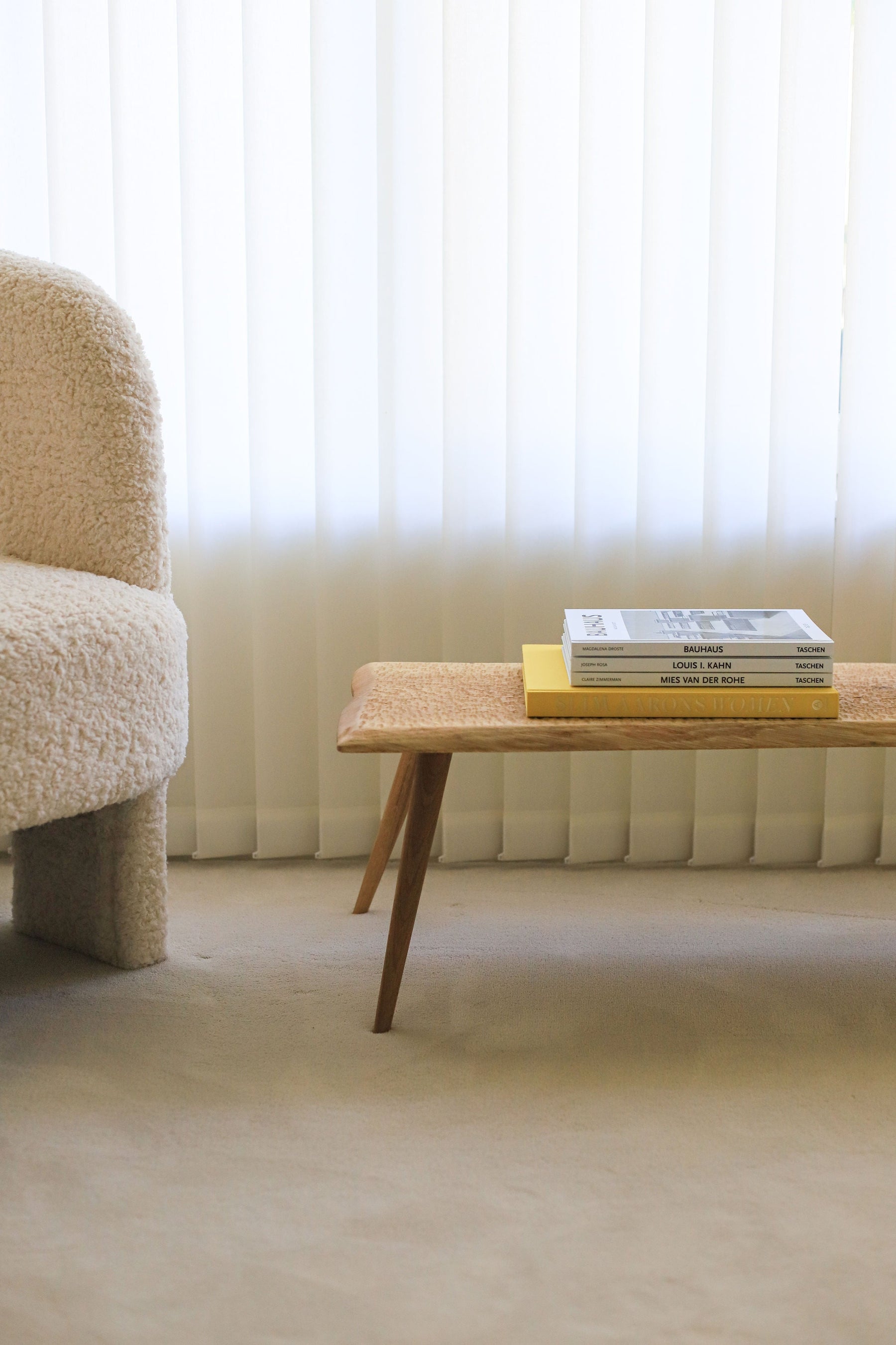 Banc sculpté NUÉE en chêne massif sur pieds compas – en situation dans un intérieur — vue 11