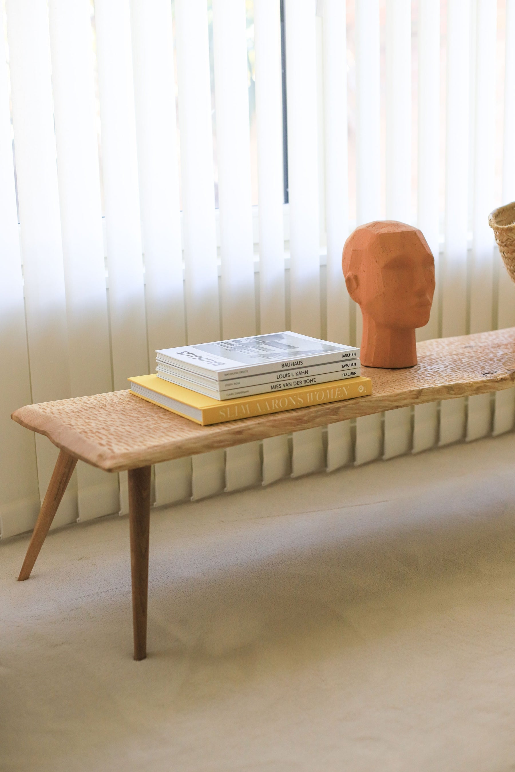 Banc sculpté NUÉE en chêne massif sur pieds compas – en situation dans un intérieur — vue 12