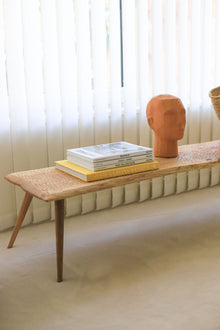 Banc sculpté NUÉE en chêne massif sur pieds compas – en situation dans un intérieur — vue 12